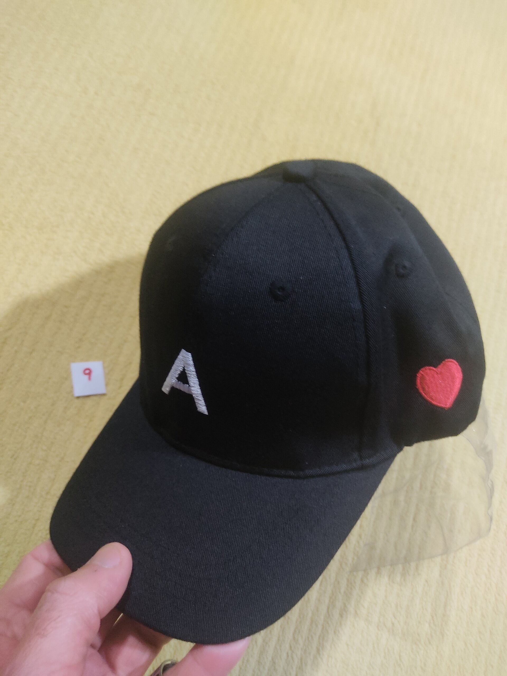 Gorra 9 negra letra A corazon - 3
